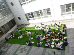 中庭給食の様子1