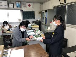カレンダーをお渡しする
