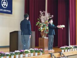 在校生から卒業生へ 記念品贈呈