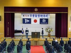 在校生から卒業生へ 記念品贈呈