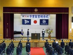 在校生から卒業生へ 記念品贈呈