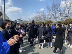 花道を通っての門出