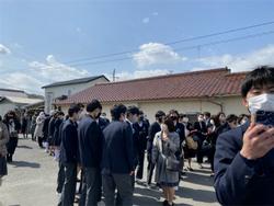 卒業式後の記念撮影