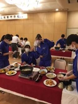 夕食を楽しむ3年生の様子