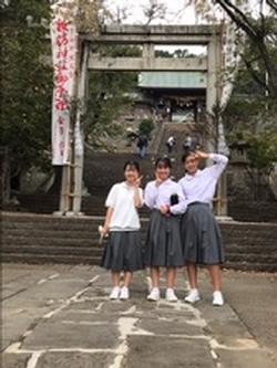 神社前での3年生の様子