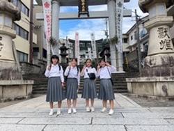 神社の前で記念写真を撮る3年生の様子