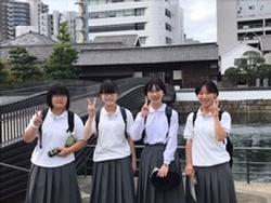 4人で写真におさまる3年生の様子