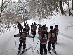 林道の景色を楽しむ生徒