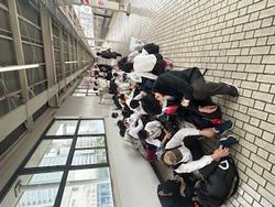 プラットホームで