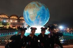 エントランスの前で
