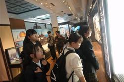 展示物を前に