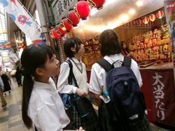 お店の前で