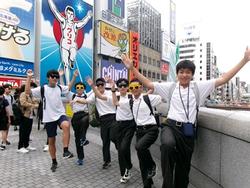 グリコの前で