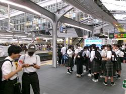 並んで待つ