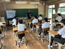講師の方のお話を聴く1