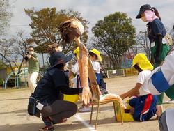 靴を履かせる
