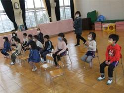 話を聞く子ども