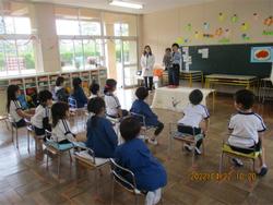お話を聞く子どもたち
