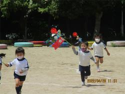 こいのぼりを飛ばす子ども