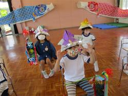 兜をかぶった子どもたち