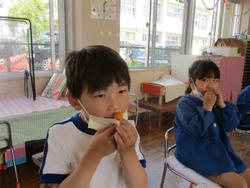 金柑を食べる子ども
