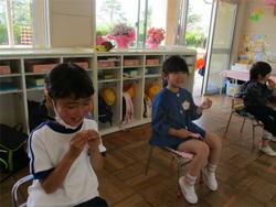 金柑を食べる子どもたち