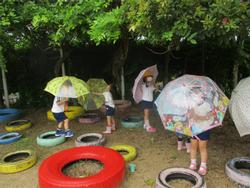 藤棚の下で雨宿り