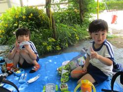 お弁当を食べる子ども