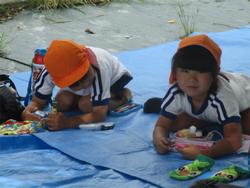 お弁当を食べる子ども