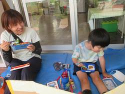 お弁当を食べる子ども