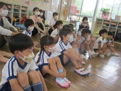 歯の話を聞く子どもたち