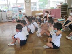 話を聞く子ども橘