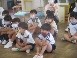 話を聞く子どもたち