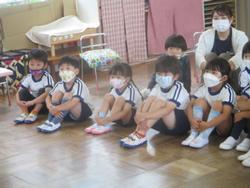 話を聞く子どもたち