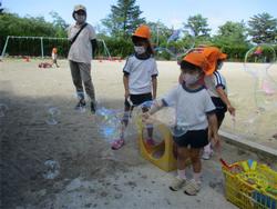 シャボン玉をとばす子どもたち