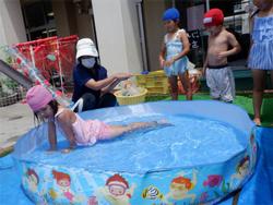 水の中をワニ歩き