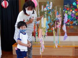 笹飾りの話をする子