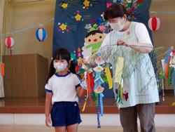 笹飾りの話をする子