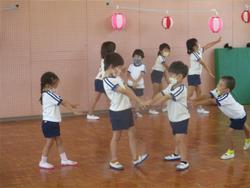 踊っている子ども