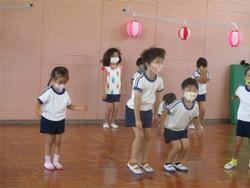 踊っている子ども