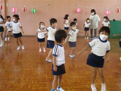 踊っている子ども