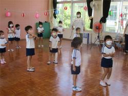 踊っている子ども
