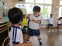 挨拶しているところ