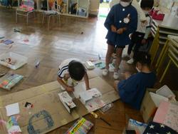 制作をする子どもたち