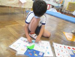 手裏剣を作る子ども