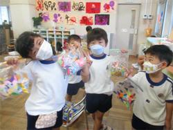 手裏剣を作る子ども