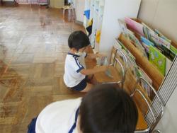 椅子を拭く子ども