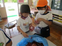 玉ねぎの皮をむく子ども