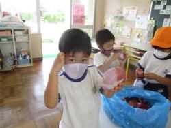 玉ねぎの皮をむく子ども