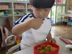 カレーを食べる様子